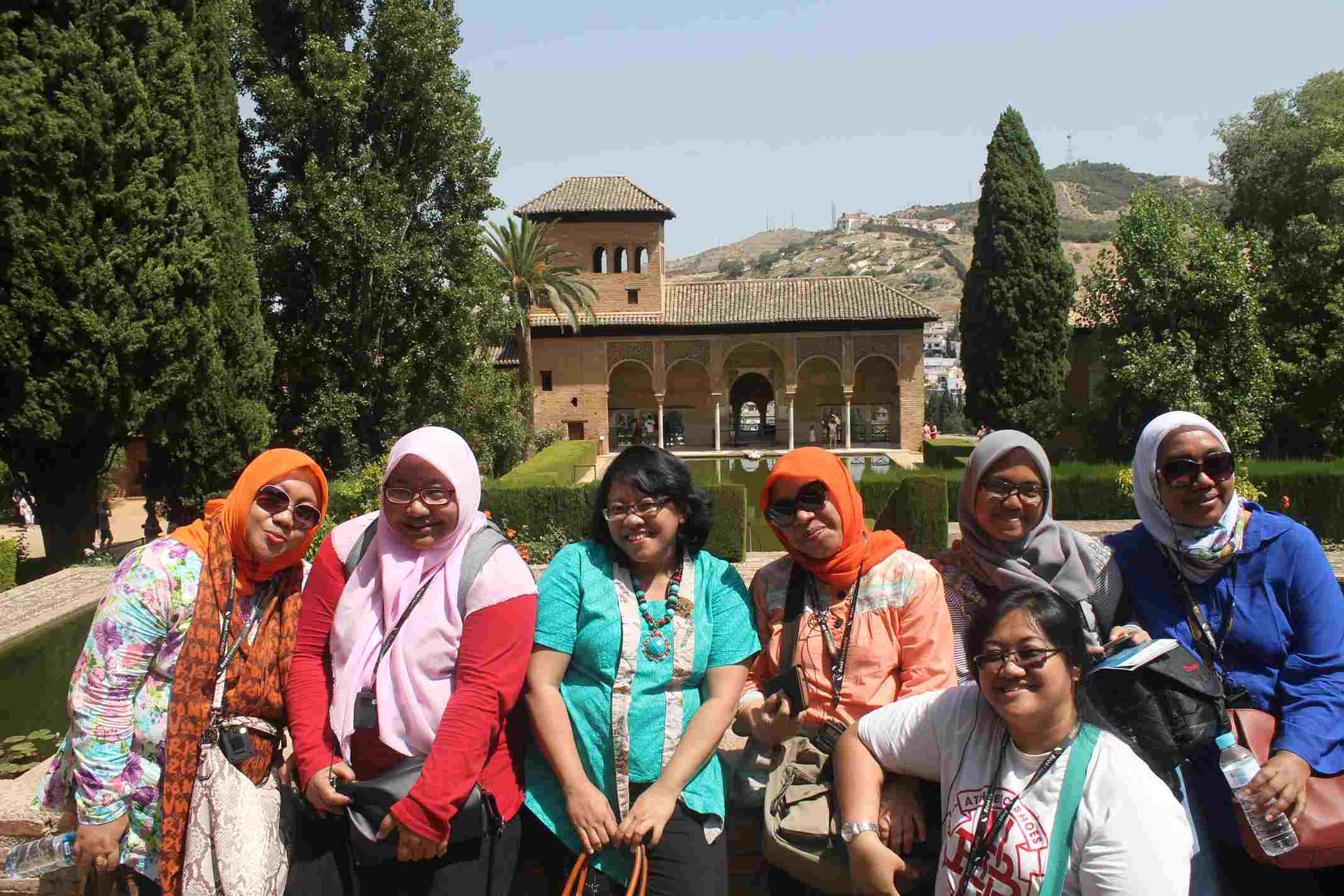 Alhambra Tour - Muslim Women Travel Granada